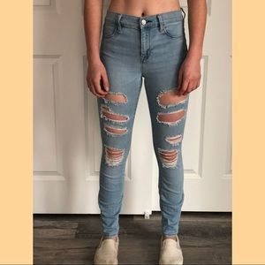 LIGHTWASHED RIPPED JEANS